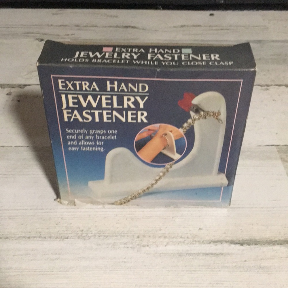 Extra hand jewelry fastener to assist in fastening a bracelet